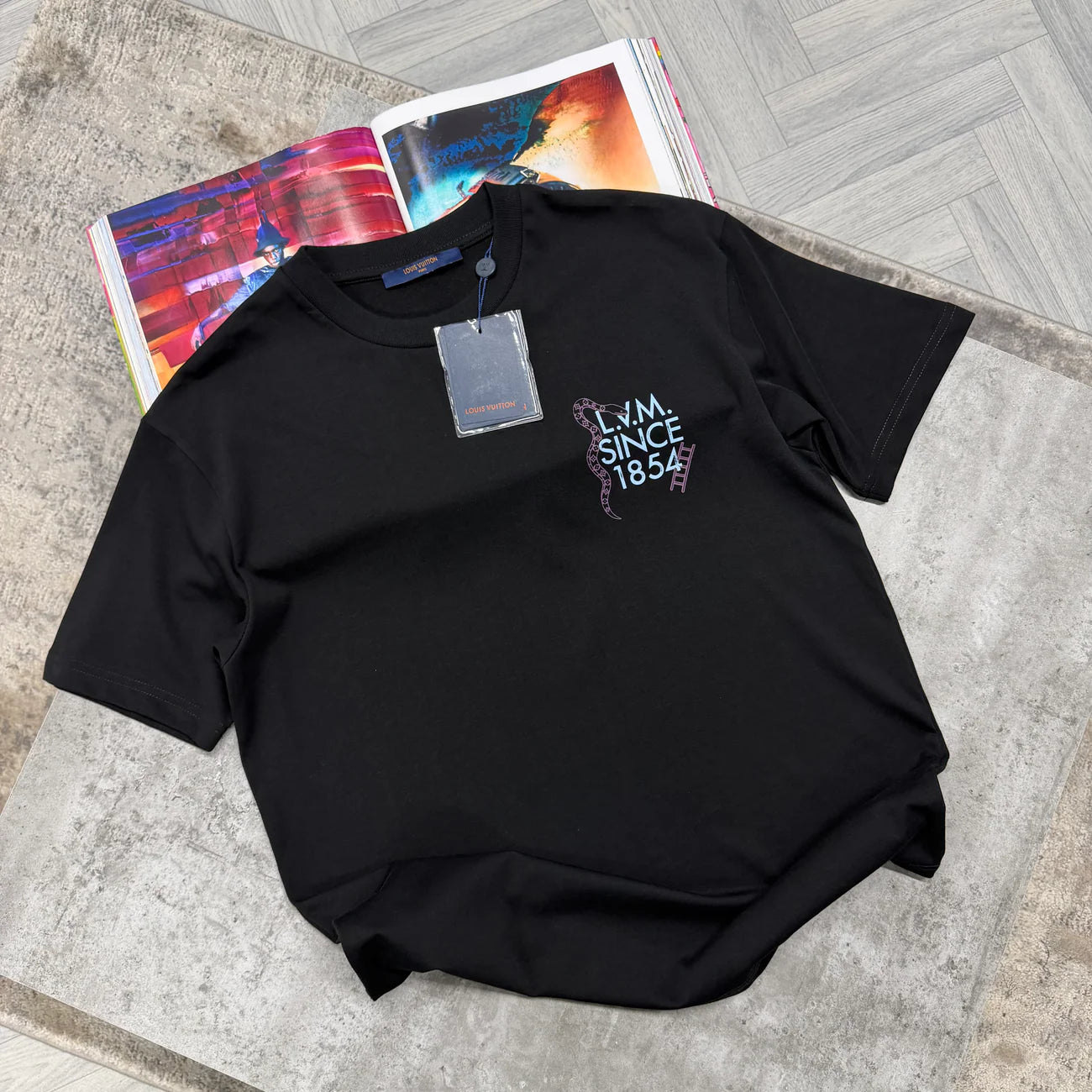 LVE 1854 TSHIRT - BLACK
