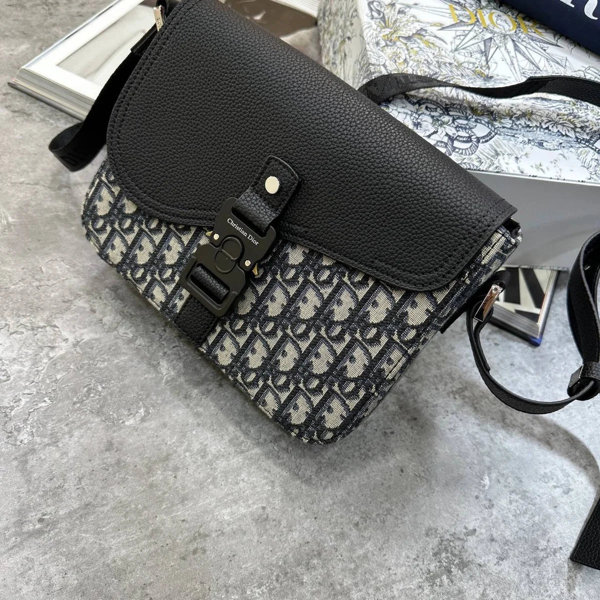 CD OBLIQUE MESSENGER BAG - GREY/BLACK