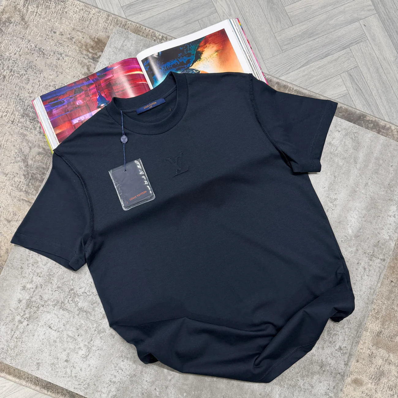 LVE CENTRE LOGO TSHIRT - NAVY