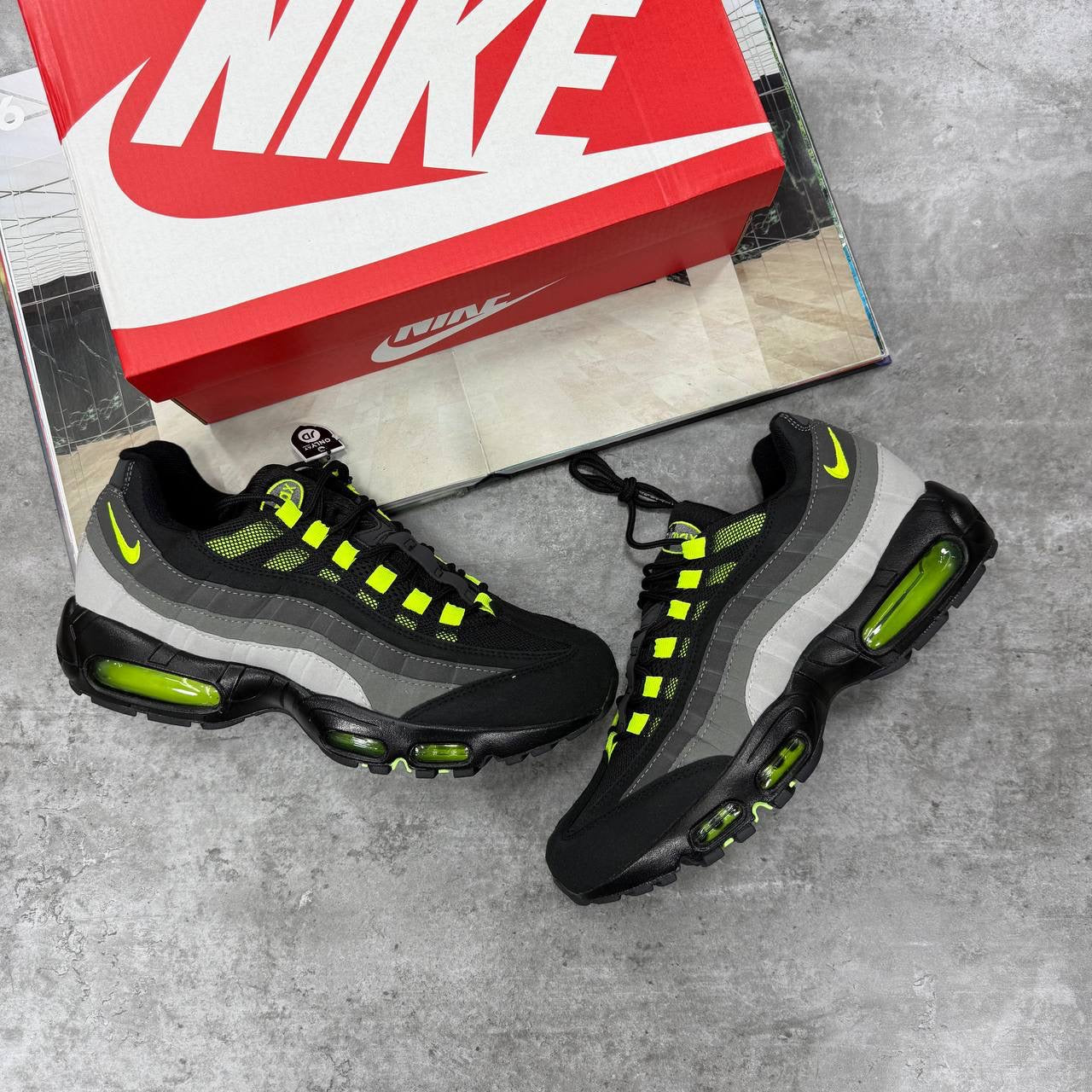 NI 95 TRAINERS - BLACK NEON GREEN