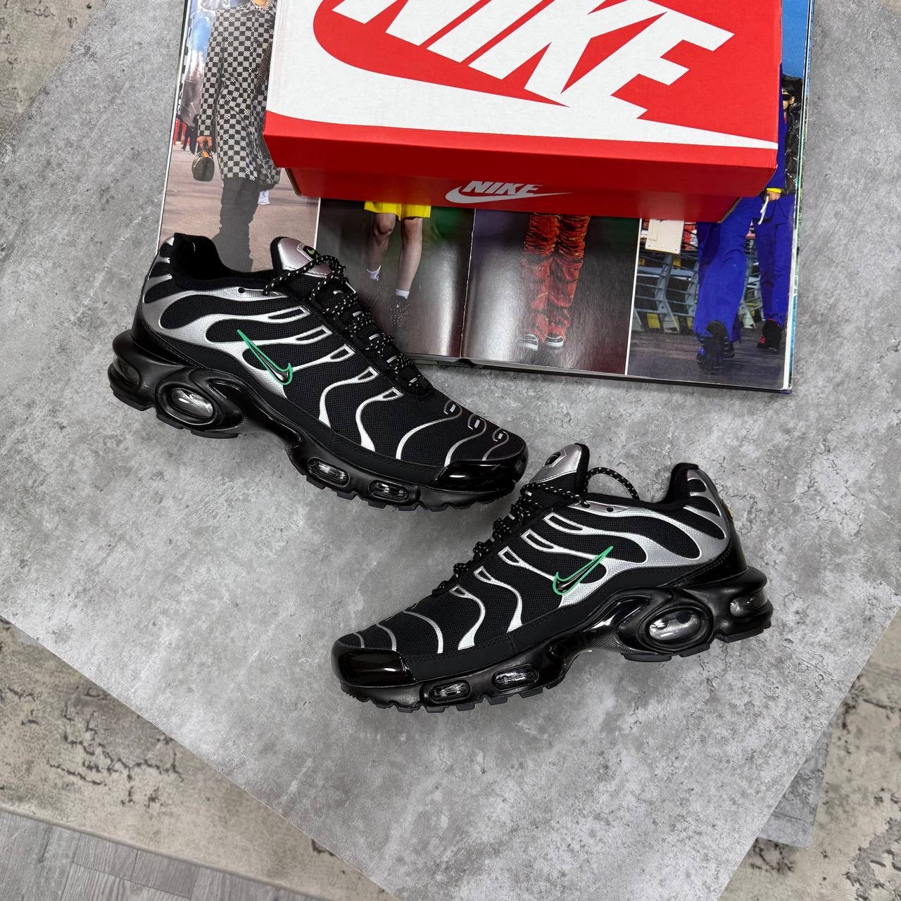 NI TN TRAINERS - BLACK/ METALLIC SILVER