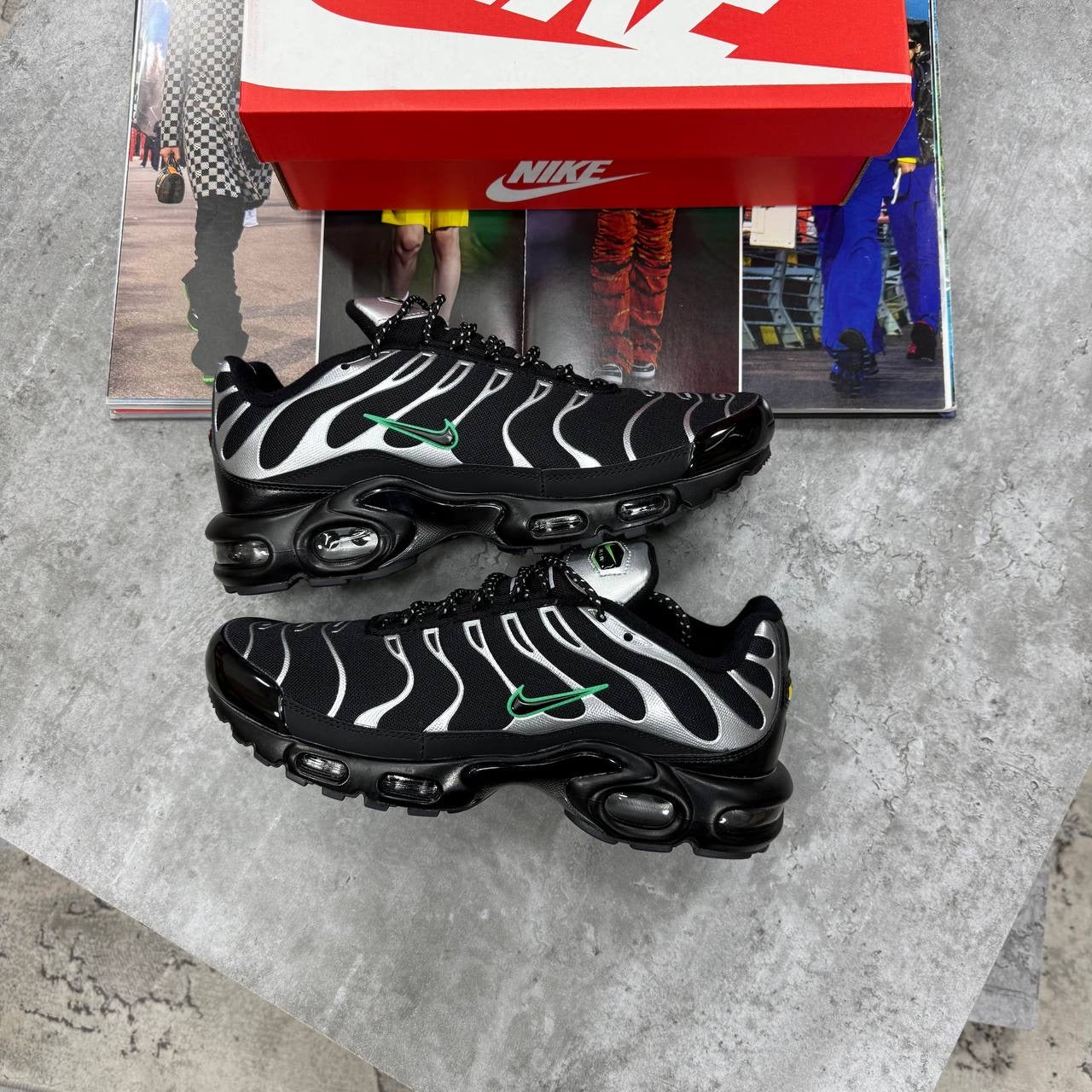 NI TN TRAINERS - BLACK/ METALLIC SILVER