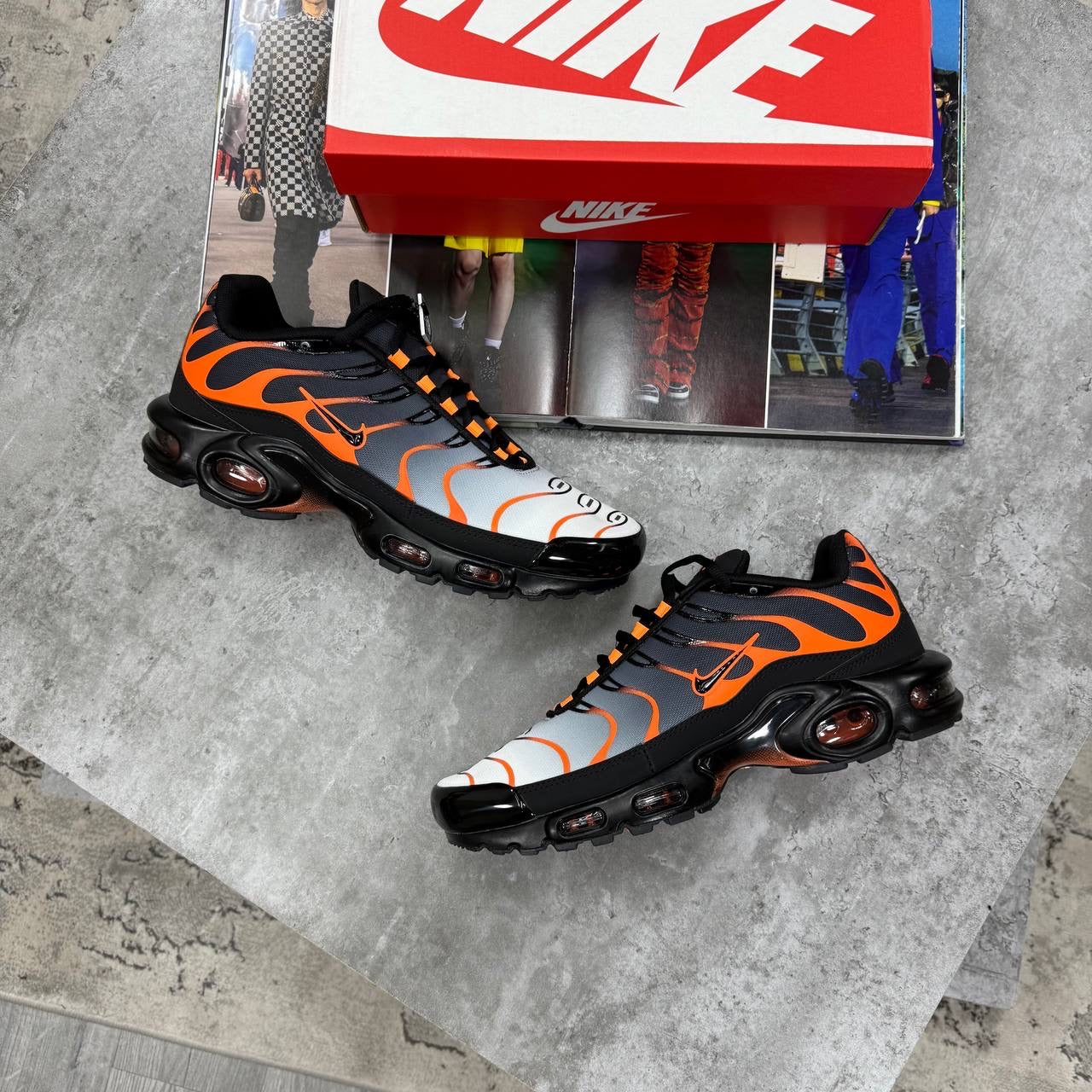 NI TN TRAINERS - BLACK / ORANGE