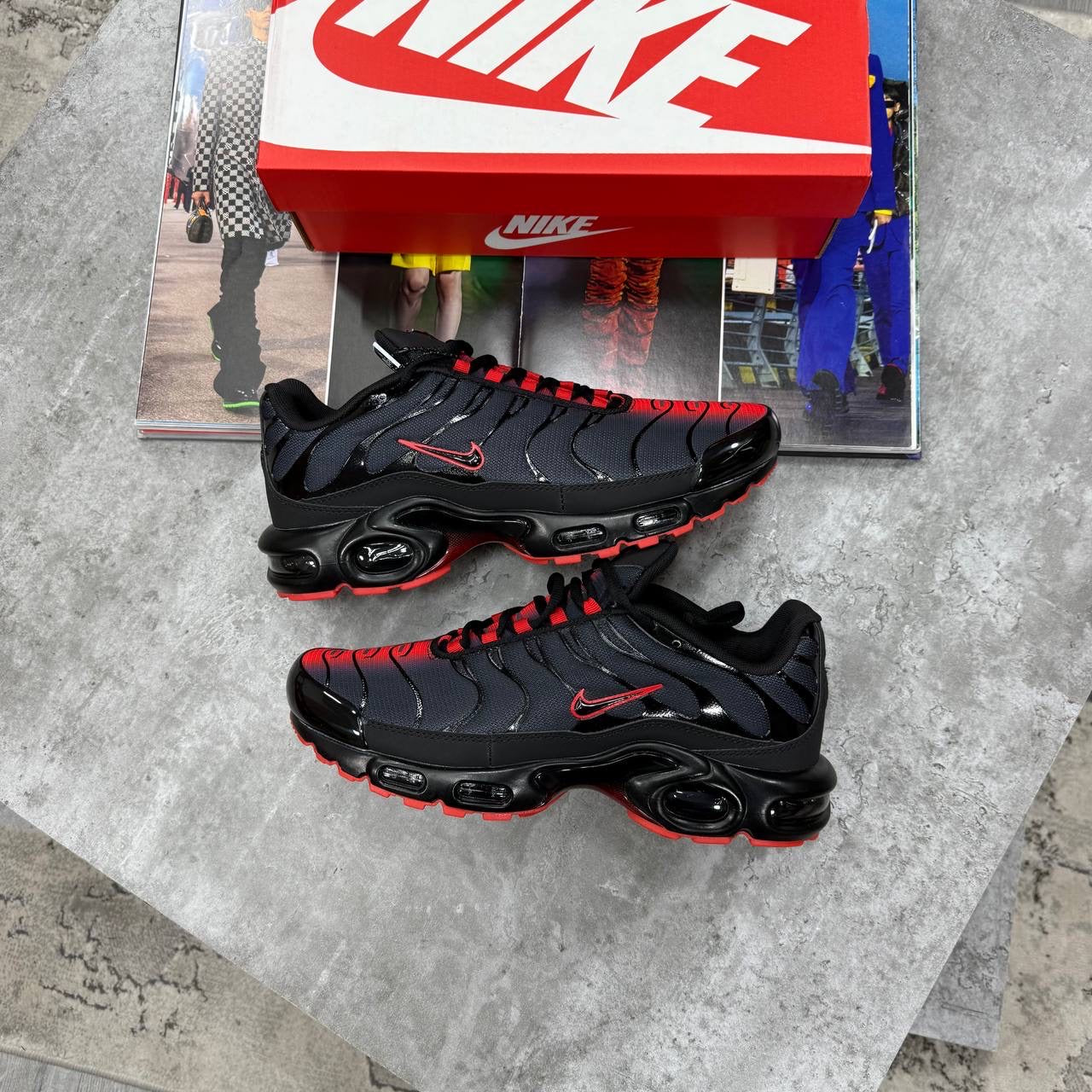 NI TN TRAINERS - BLACK/ RED