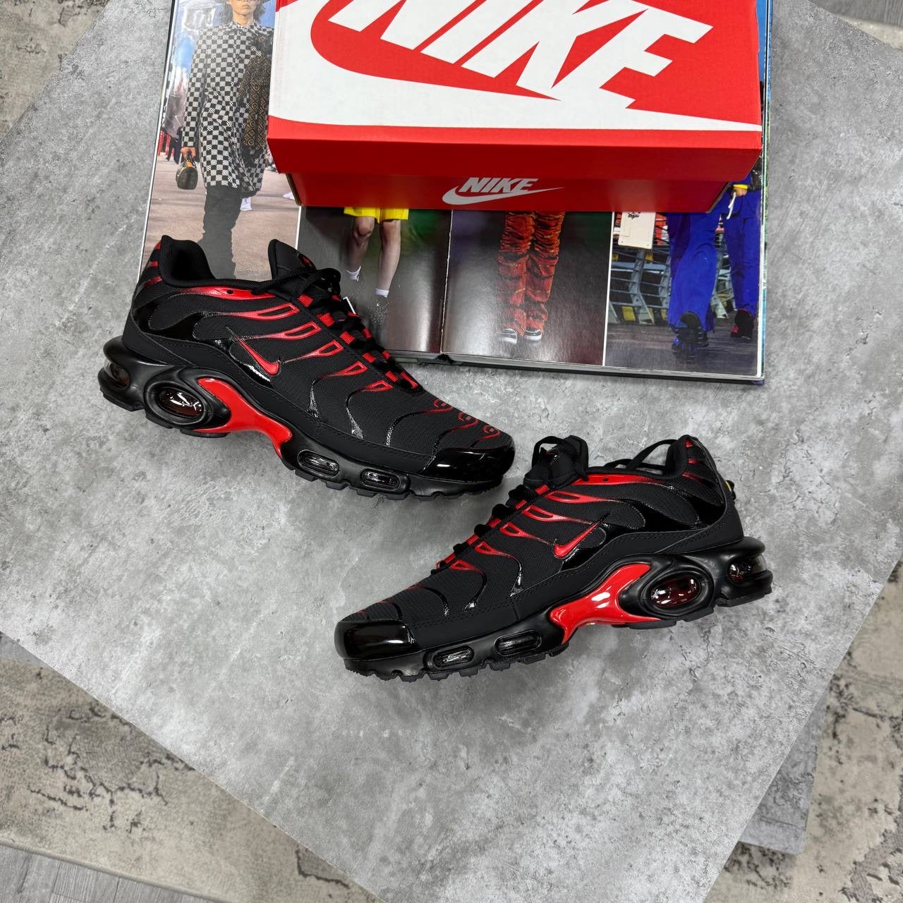 NI TN TRAINERS - BLACK / RED