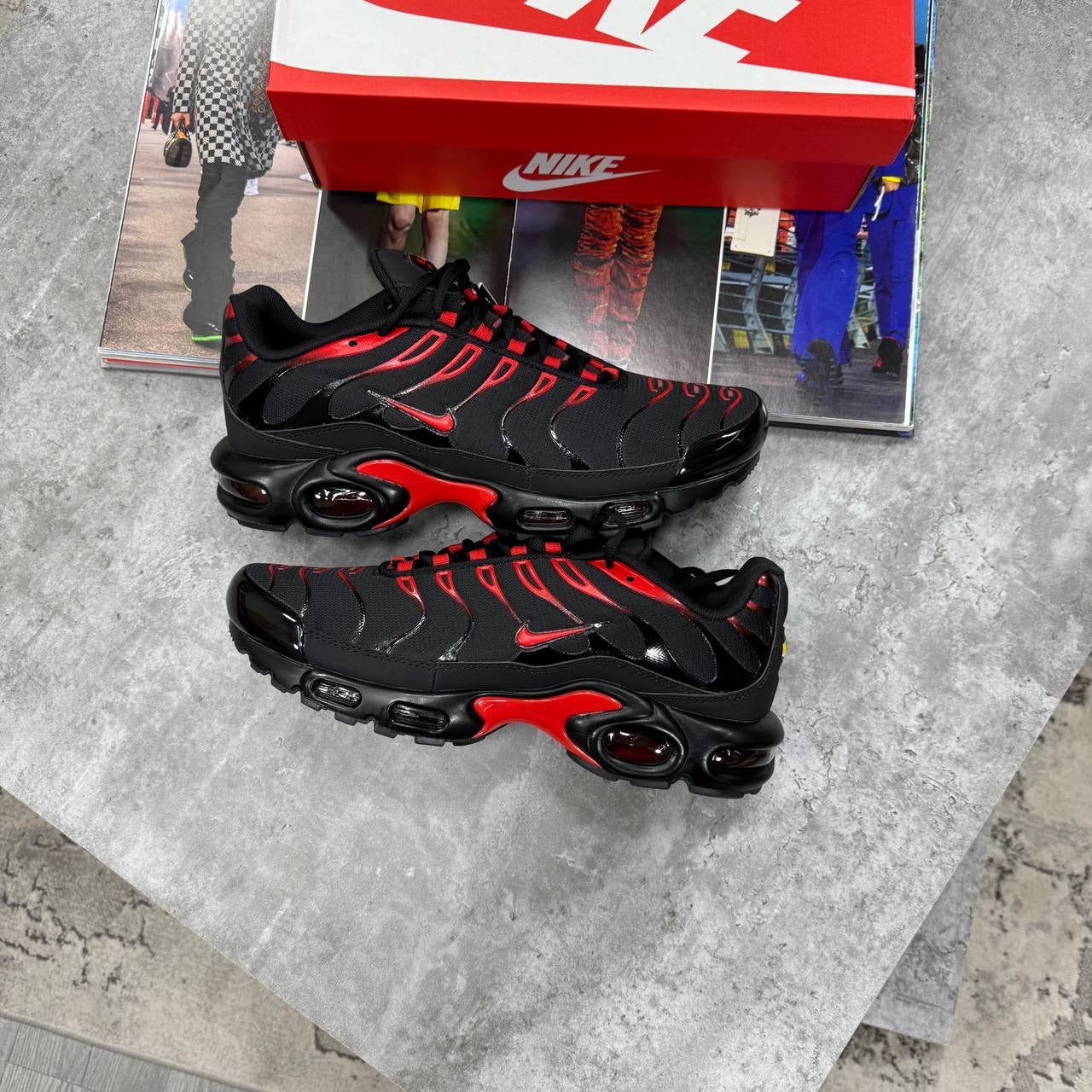 NI TN TRAINERS - BLACK / RED