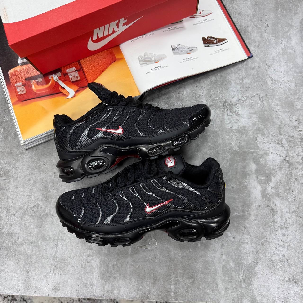 NI TN TRAINERS - BLACK/RED/SILVER
