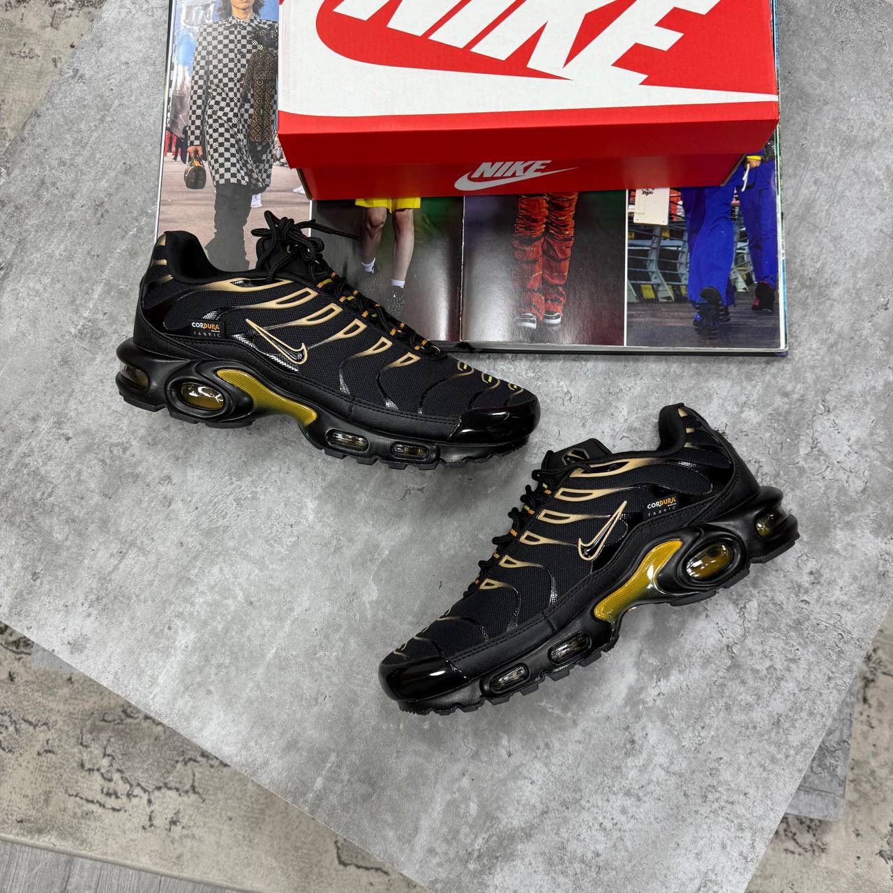 NI TN TRAINERS - BLACK / GOLD