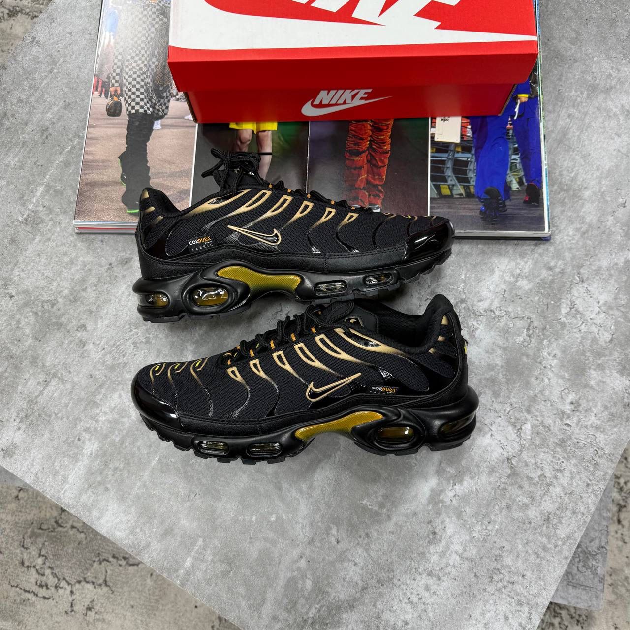 NI TN TRAINERS - BLACK / GOLD