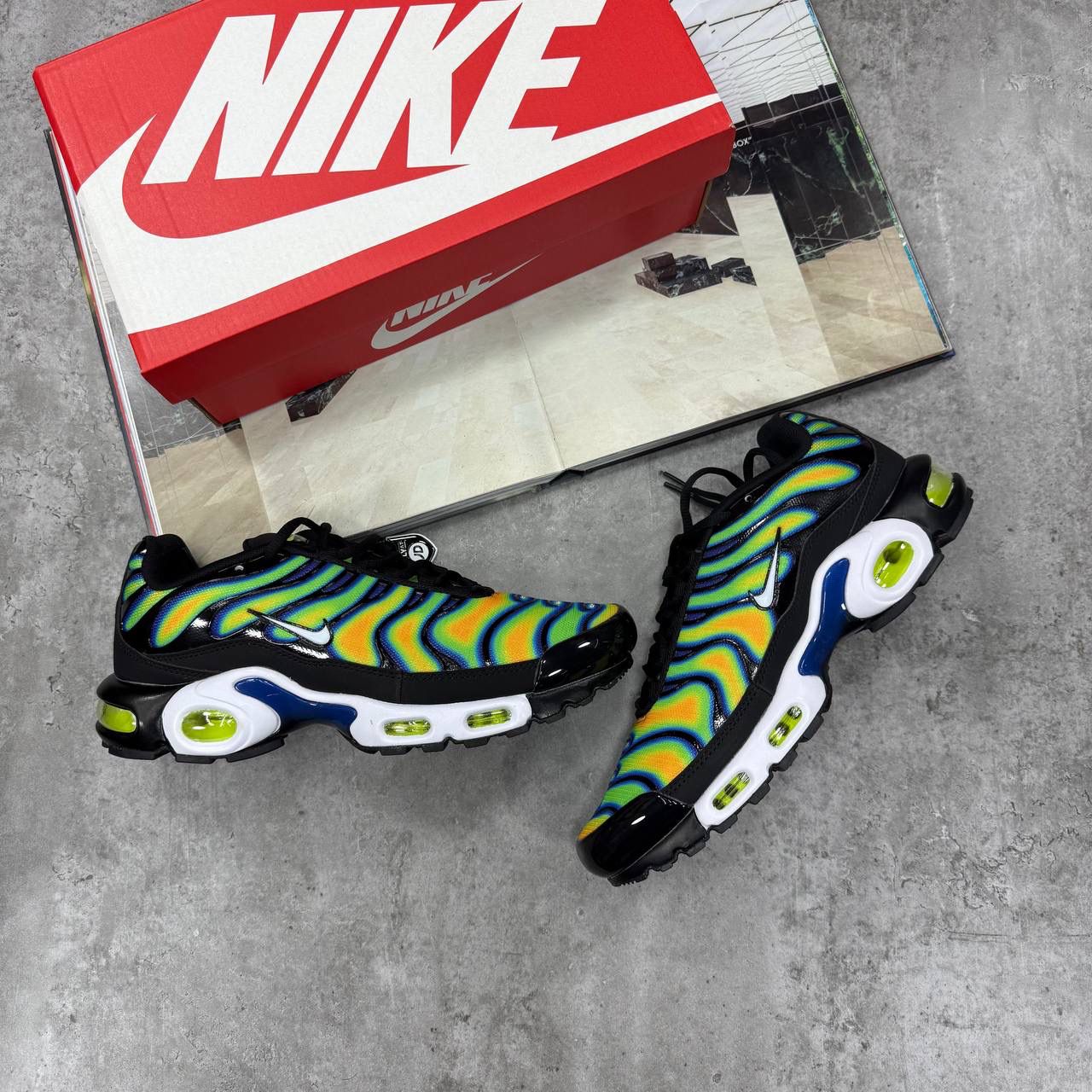 NI TN TRAINERS - BLACK / NEON / WHITE