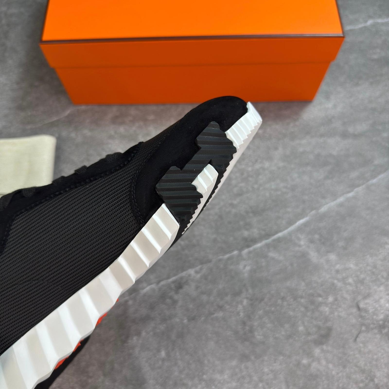 H TRAINER - BLACK / WHITE