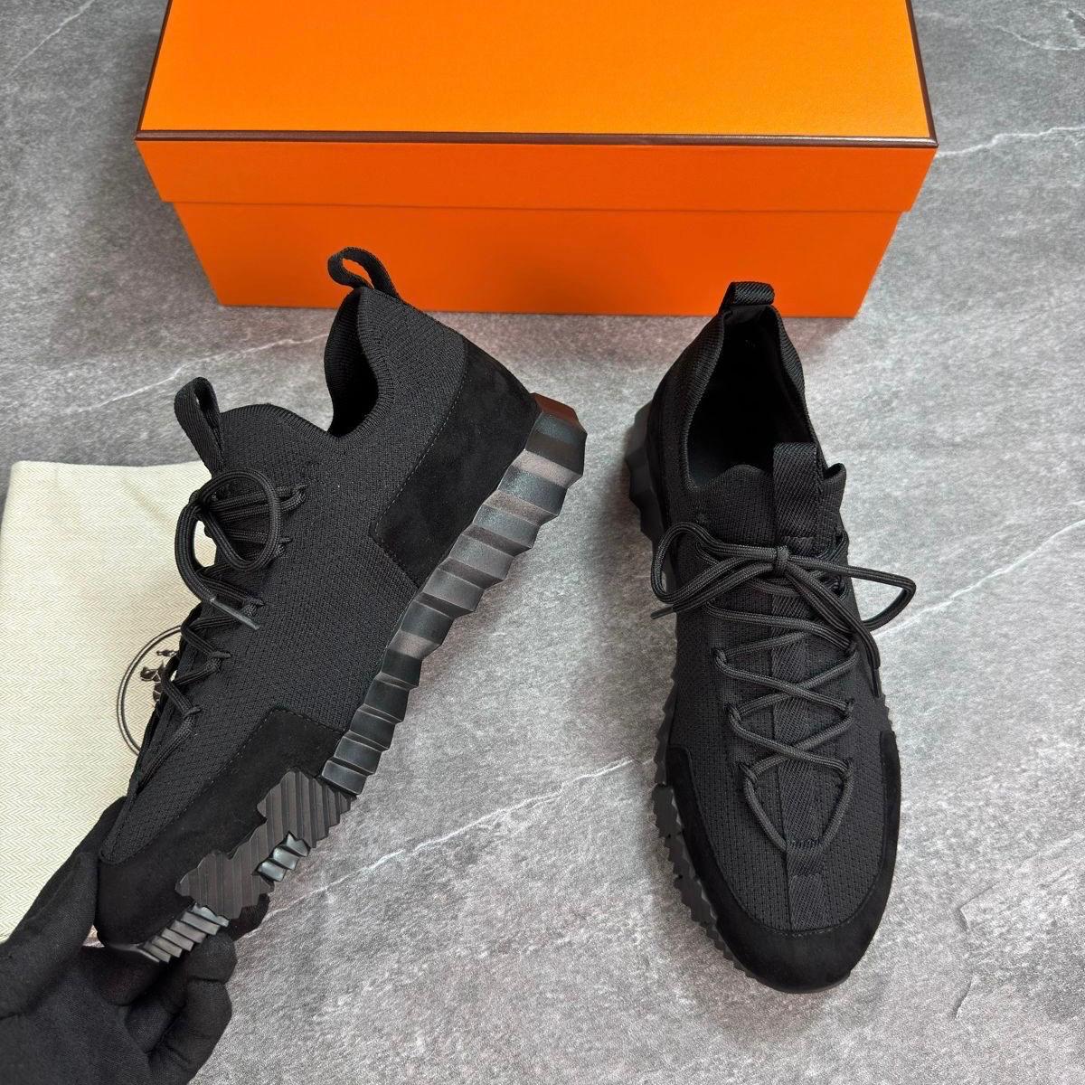 H TRAINER - TRIPLE BLACK