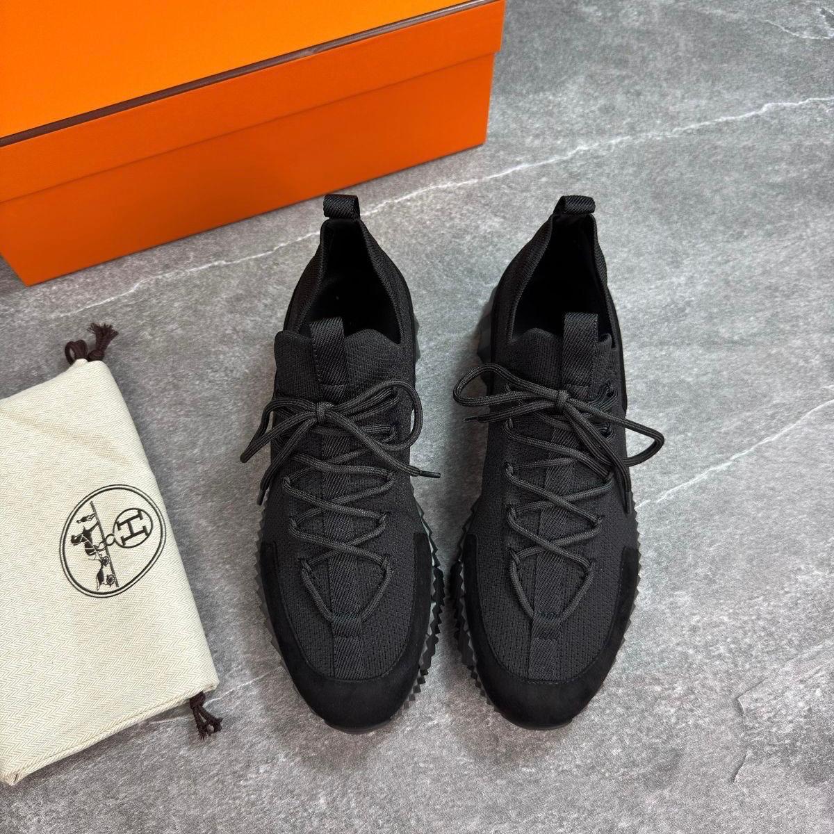 H TRAINER - TRIPLE BLACK