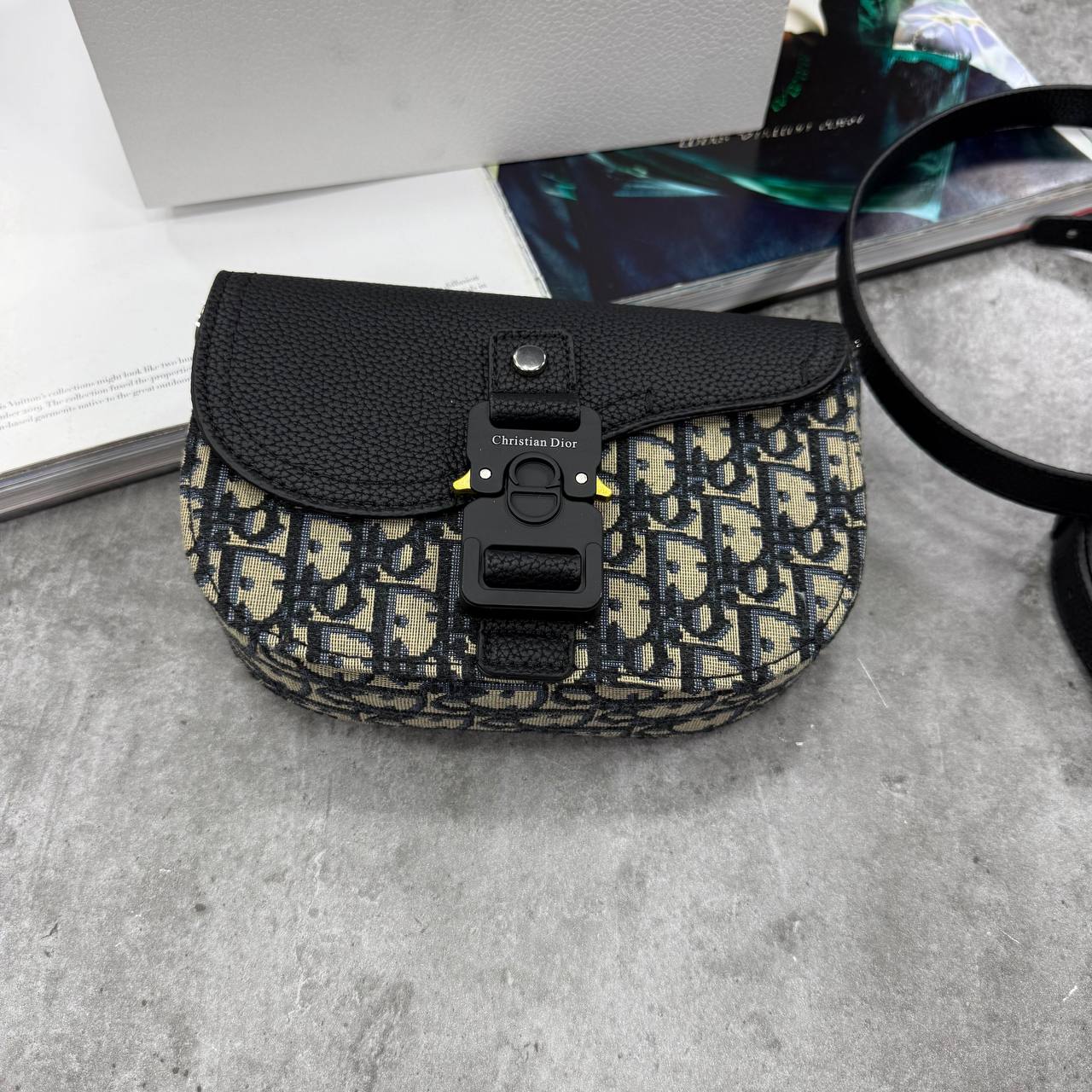 CD SADDLE MESSENGER BAG - BLACK