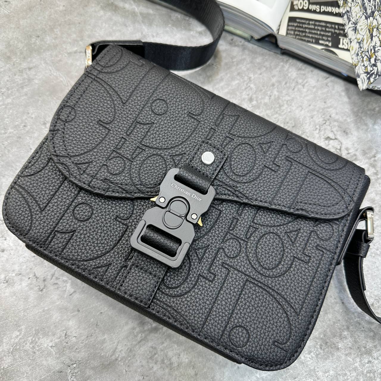 CD SADDLE MESSENGER BAG - BLACK