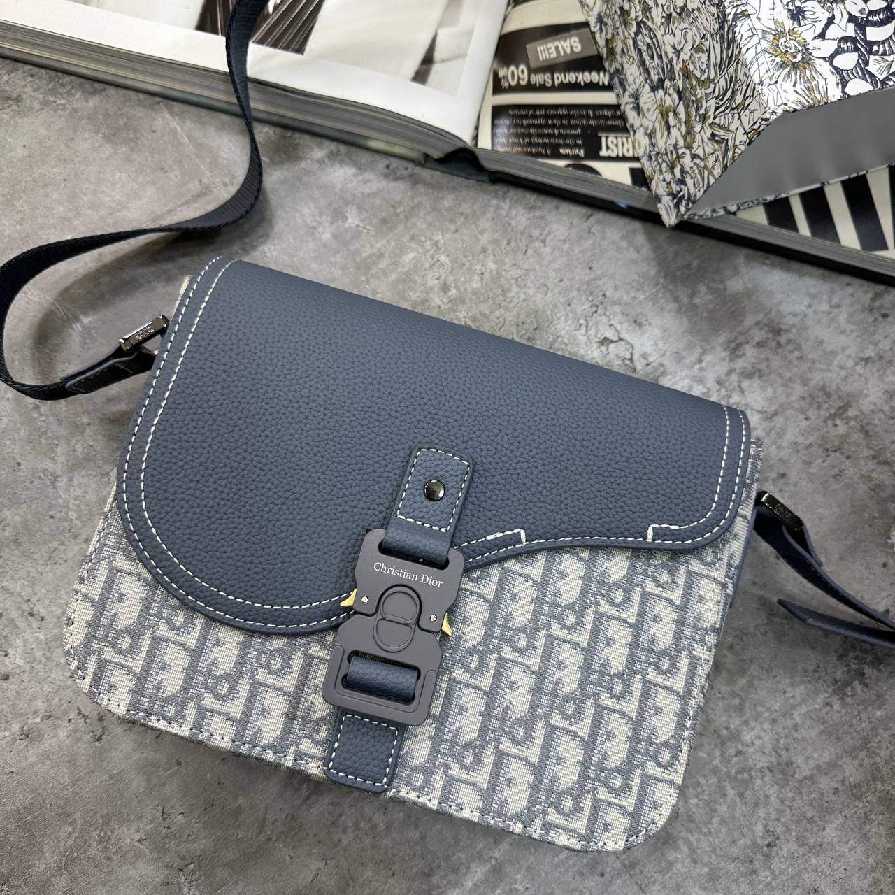 CD SADDLE MESSENGER BAG - GREY