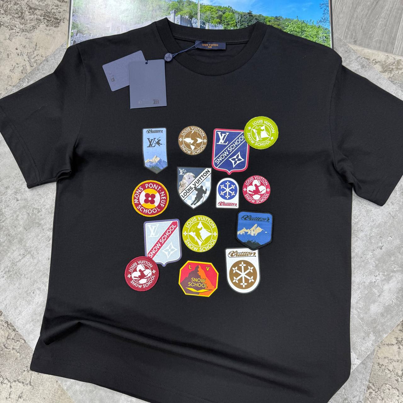 LVE EMBROID PATCHES TSHIRT - BLACK