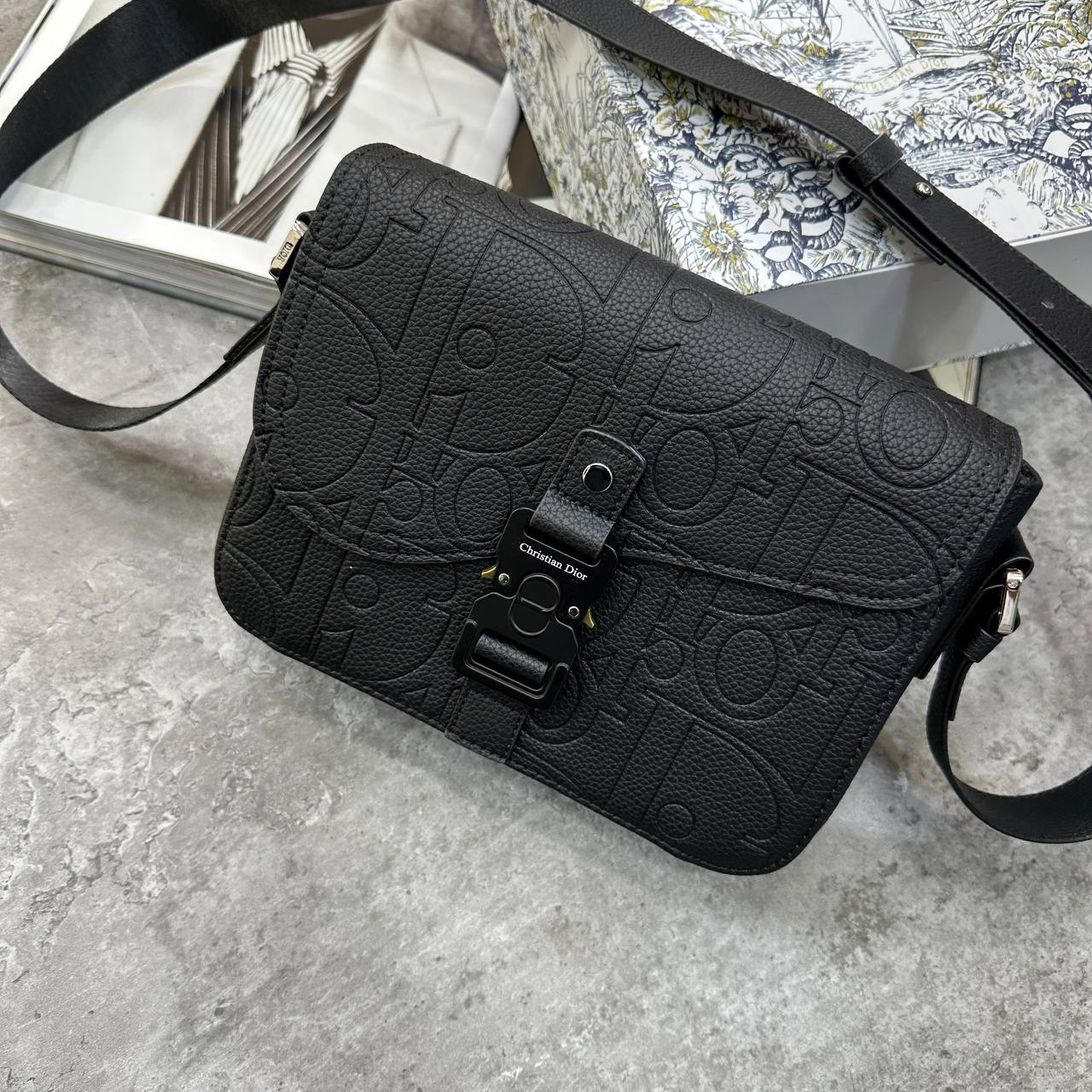CD SADDLE MESSENGER BAG - BLACK