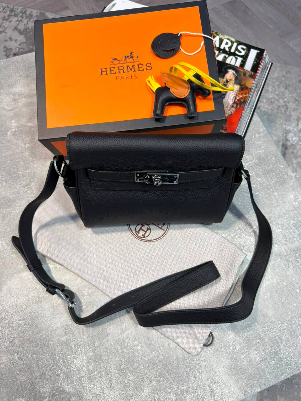 H KELLY MESSENGER BAG - BLACK