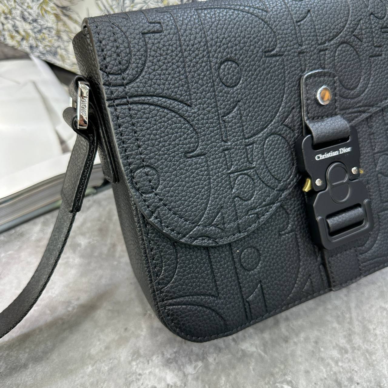 CD SADDLE MESSENGER BAG - BLACK