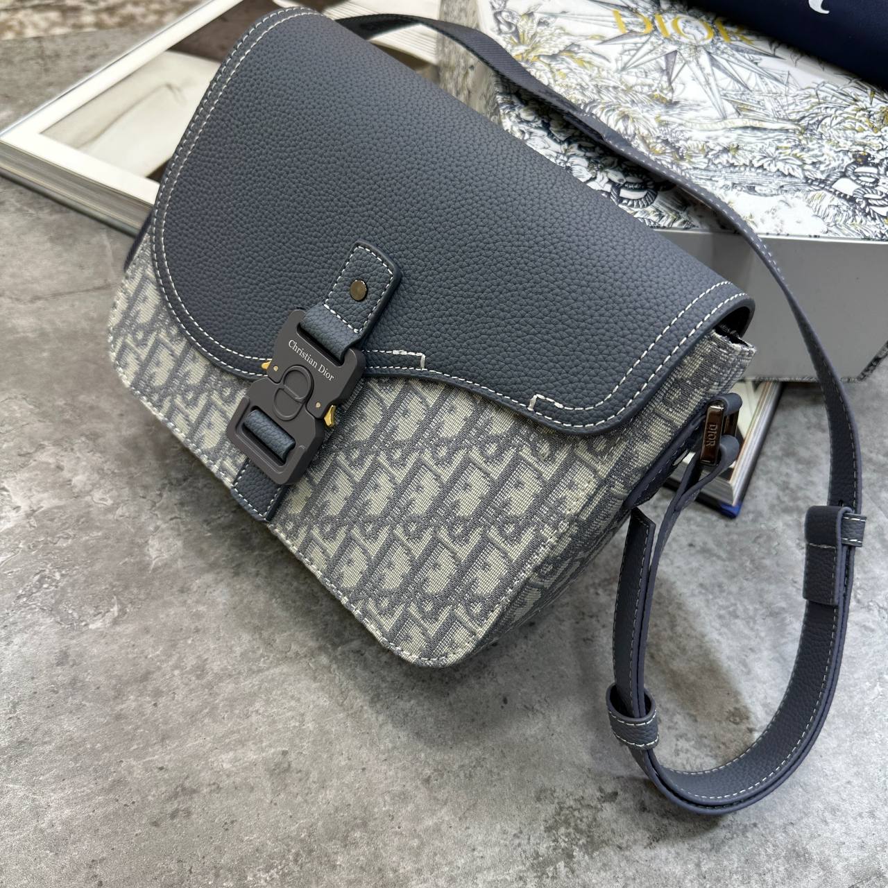 CD SADDLE MESSENGER BAG - GREY