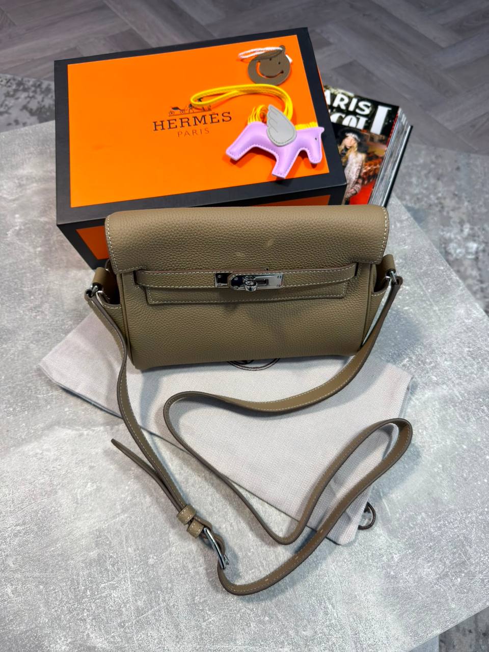 H KELLY MESSENGER BAG - BROWN