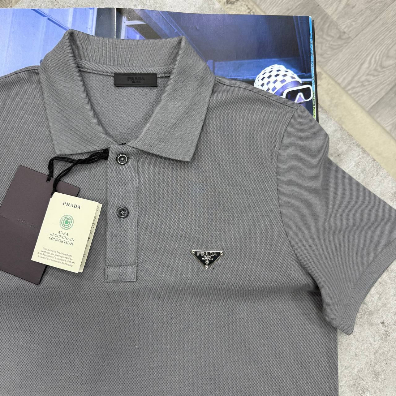 PDA METAL BADGE POLO - CHARCOAL