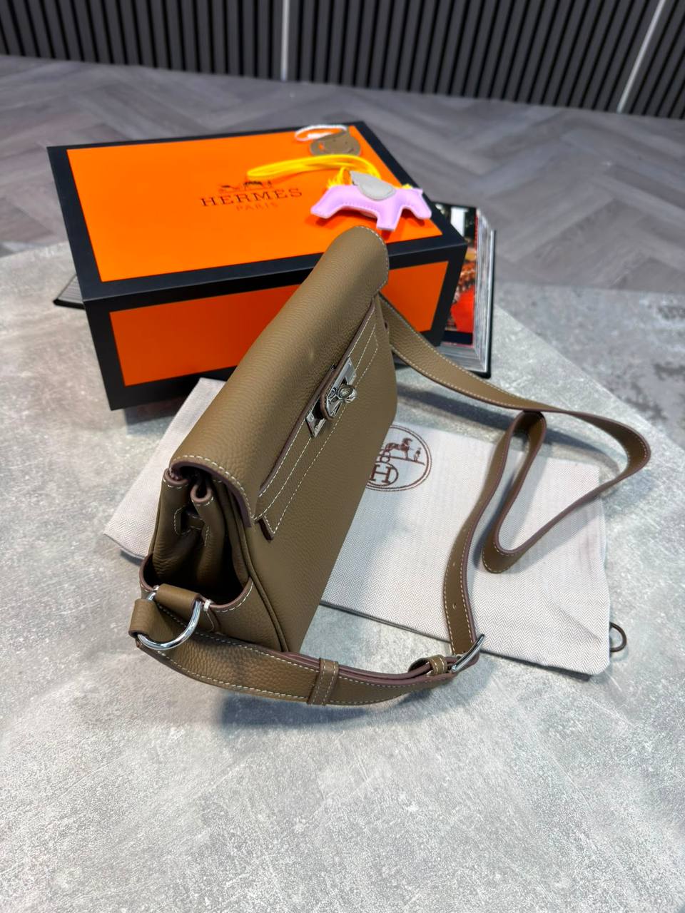 H KELLY MESSENGER BAG - BROWN