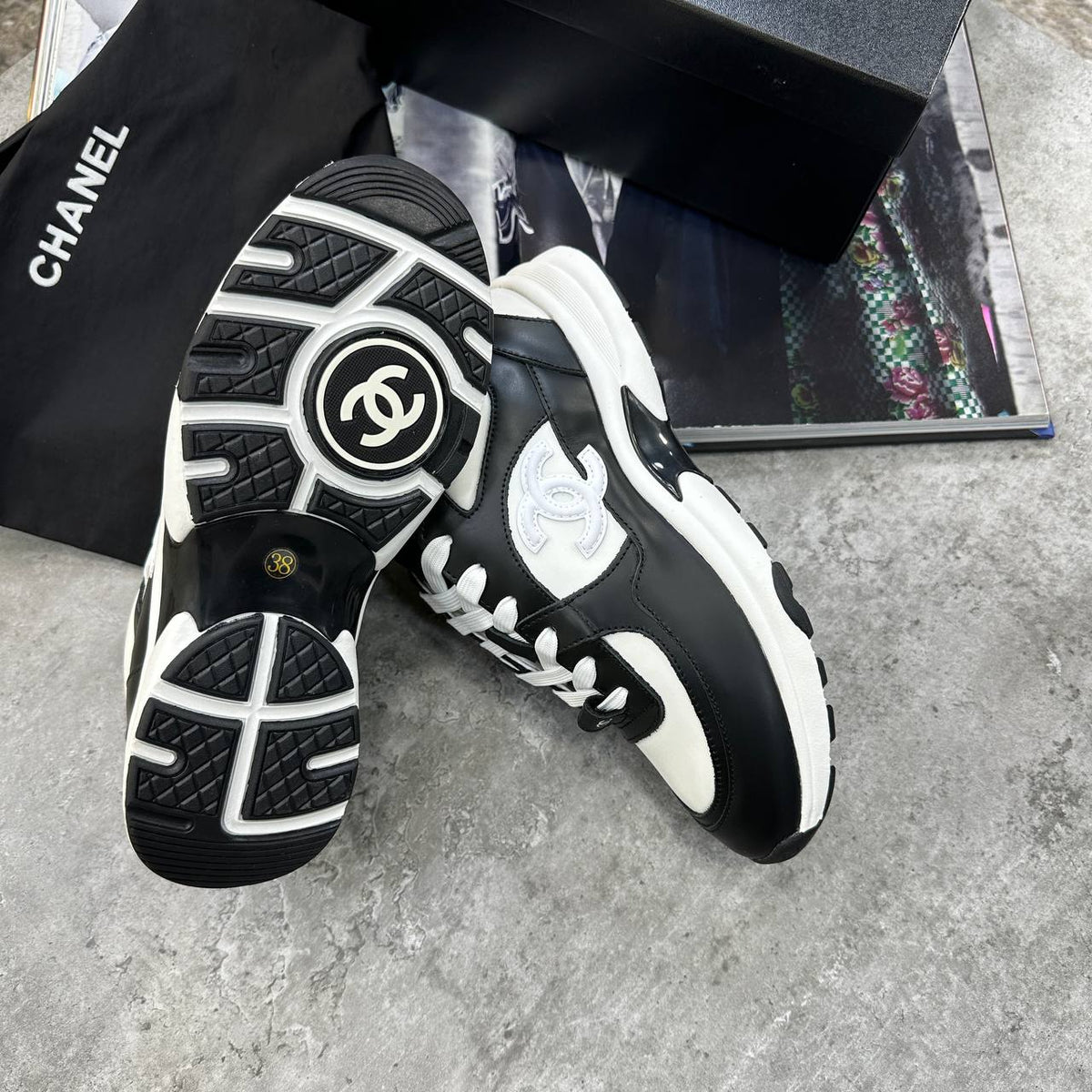 CHNL LEATHER TRAINERS - BLACK/WHITE