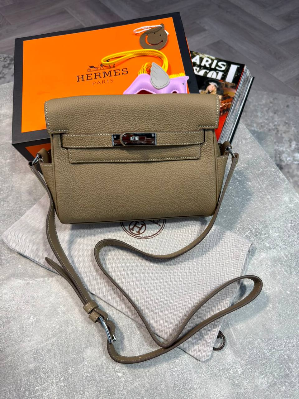 H KELLY MESSENGER BAG - BROWN
