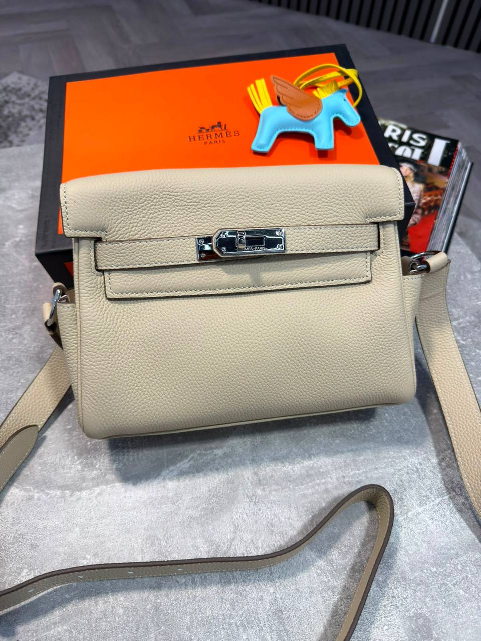 H KELLY MESSENGER BAG - BEIGE