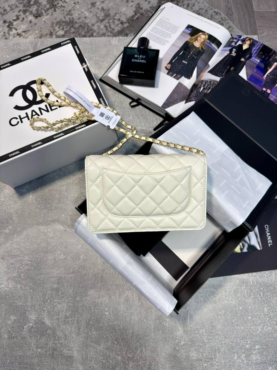 CHNL QUILTED WALLET BAG - WHITE
