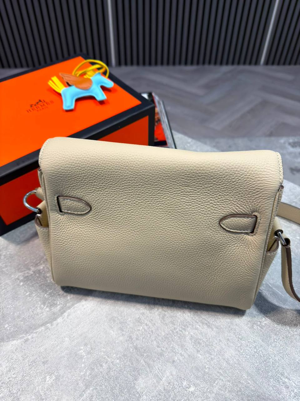 H KELLY MESSENGER BAG - BEIGE