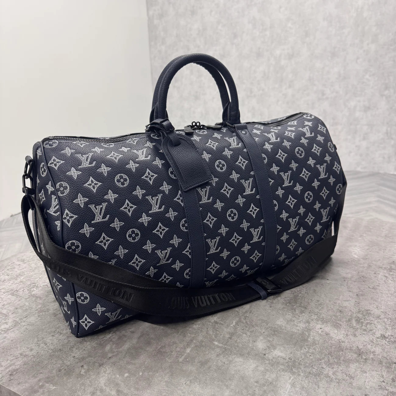 (PRE ORDER) LVE DUFFEL BAG (50) - NAVY / WHITE
