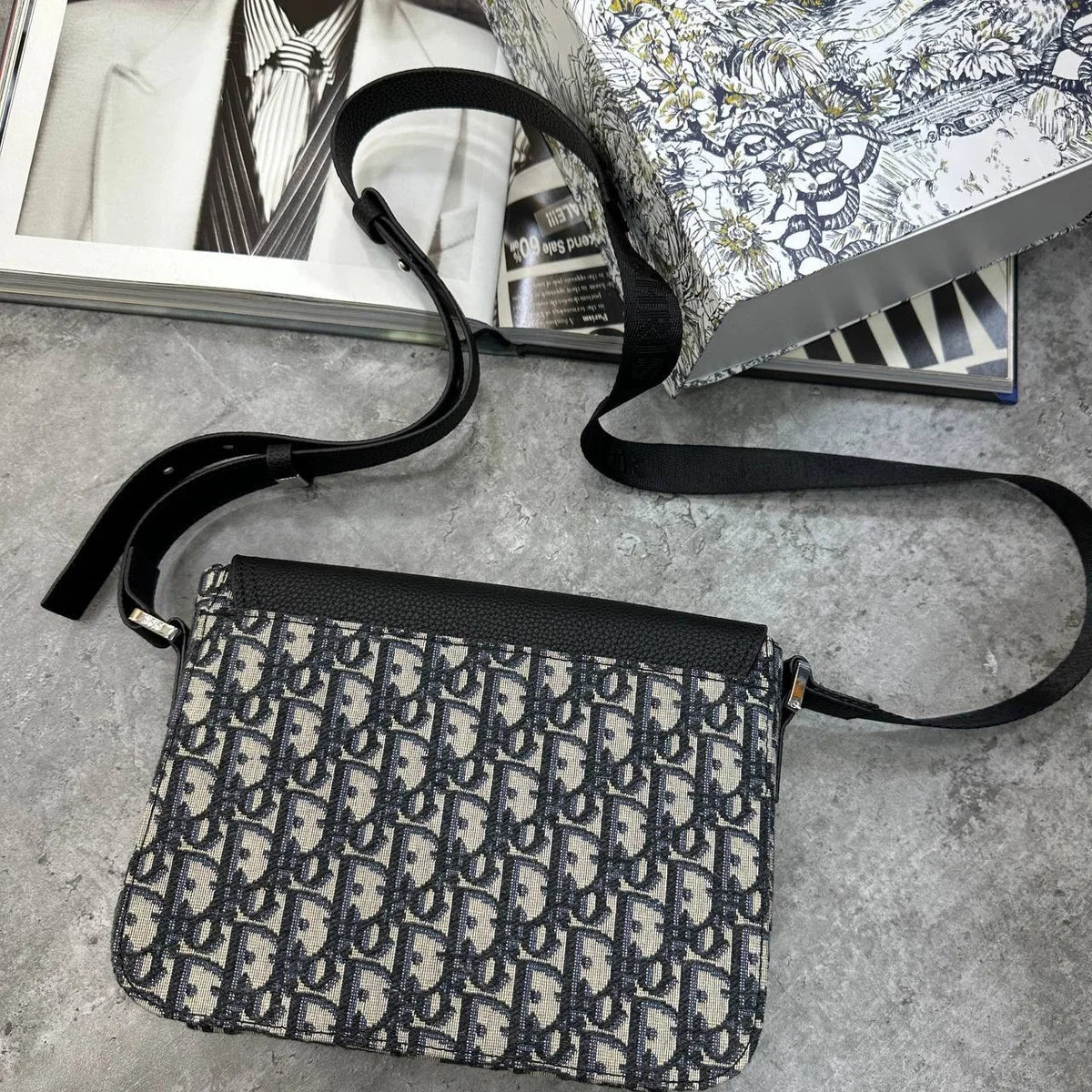 CD OBLIQUE MESSENGER BAG - GREY/BLACK