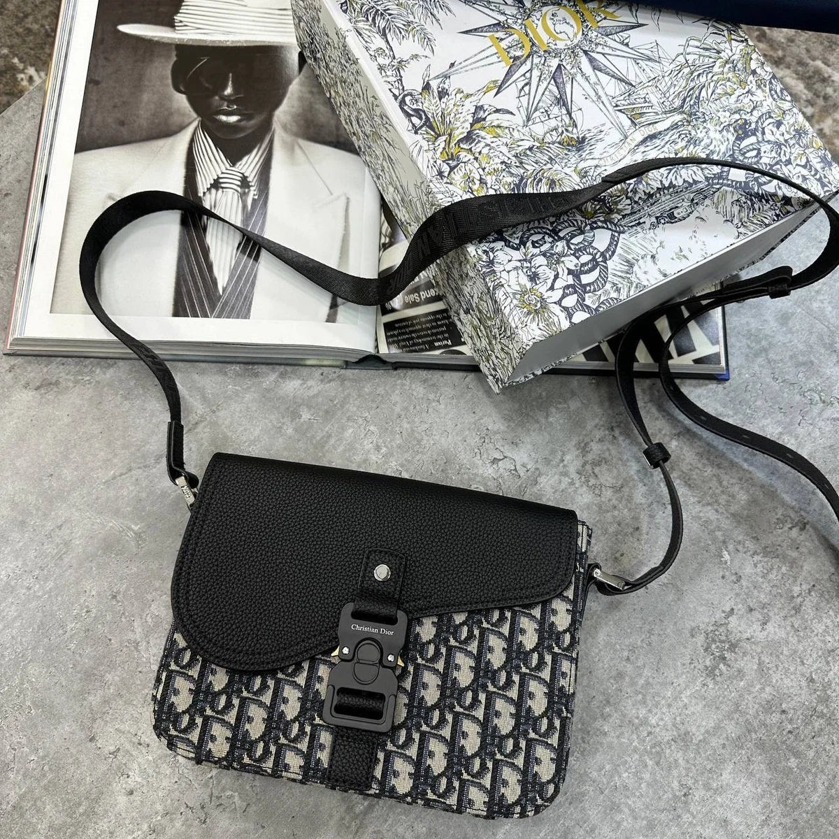 CD OBLIQUE MESSENGER BAG - GREY/BLACK