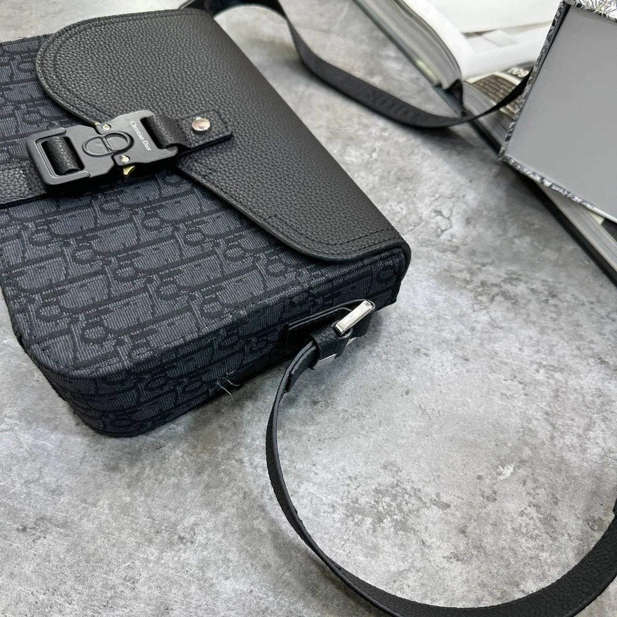 CD OBLIQUE MESSENGER BAG - BLACK