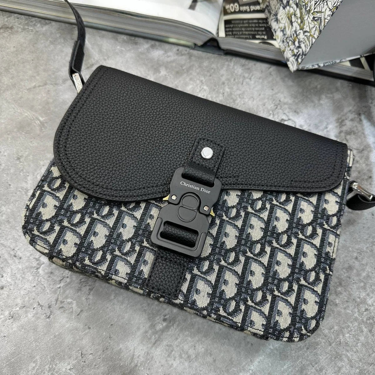 CD OBLIQUE MESSENGER BAG - GREY/BLACK