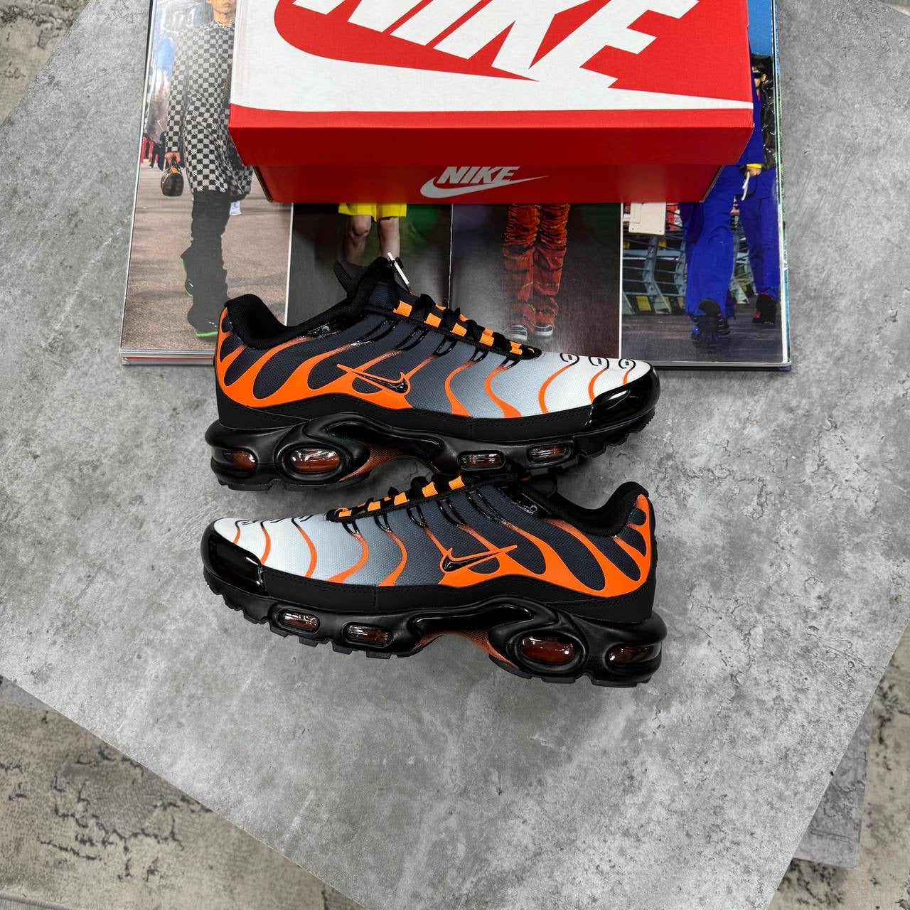 NI TN TRAINERS - BLACK / ORANGE