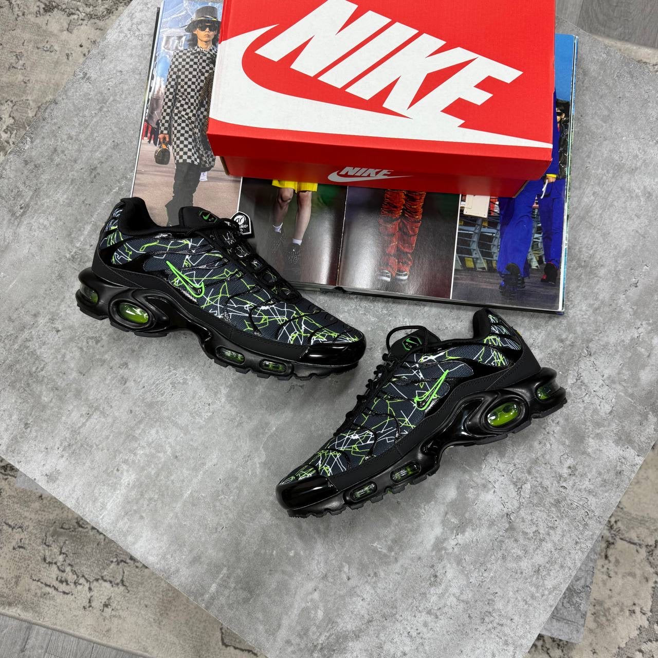 NI TN TRAINERS - BLACK / NEON GREEN