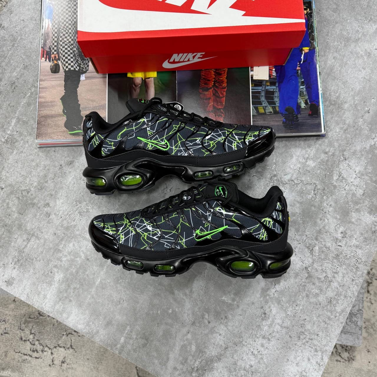NI TN TRAINERS - BLACK / NEON GREEN