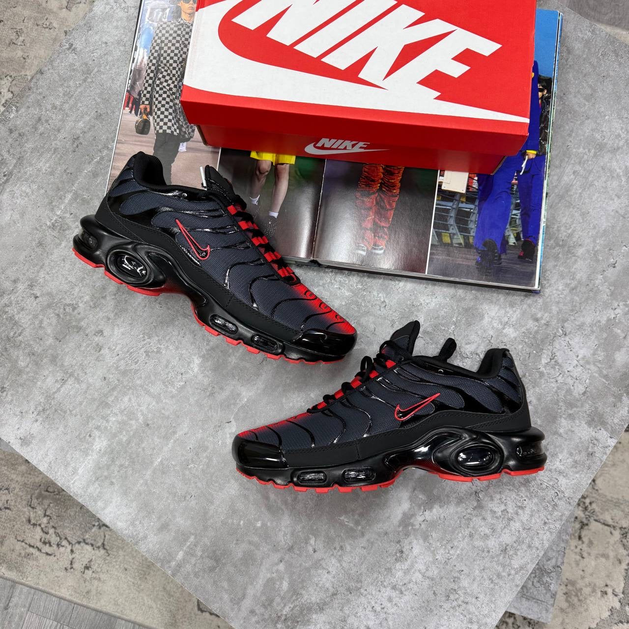 NI TN TRAINERS - BLACK/ RED