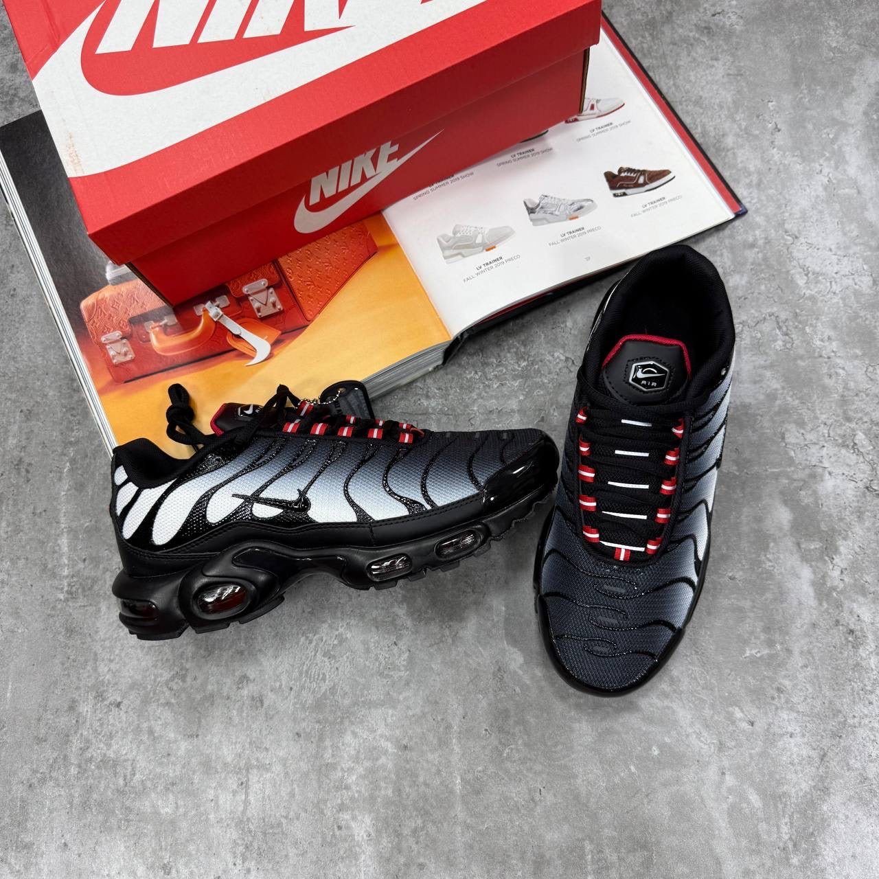 NI TN TRAINERS - BLACK/GRADIENT RED