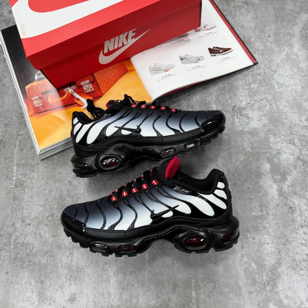 NI TN TRAINERS - BLACK/GRADIENT RED