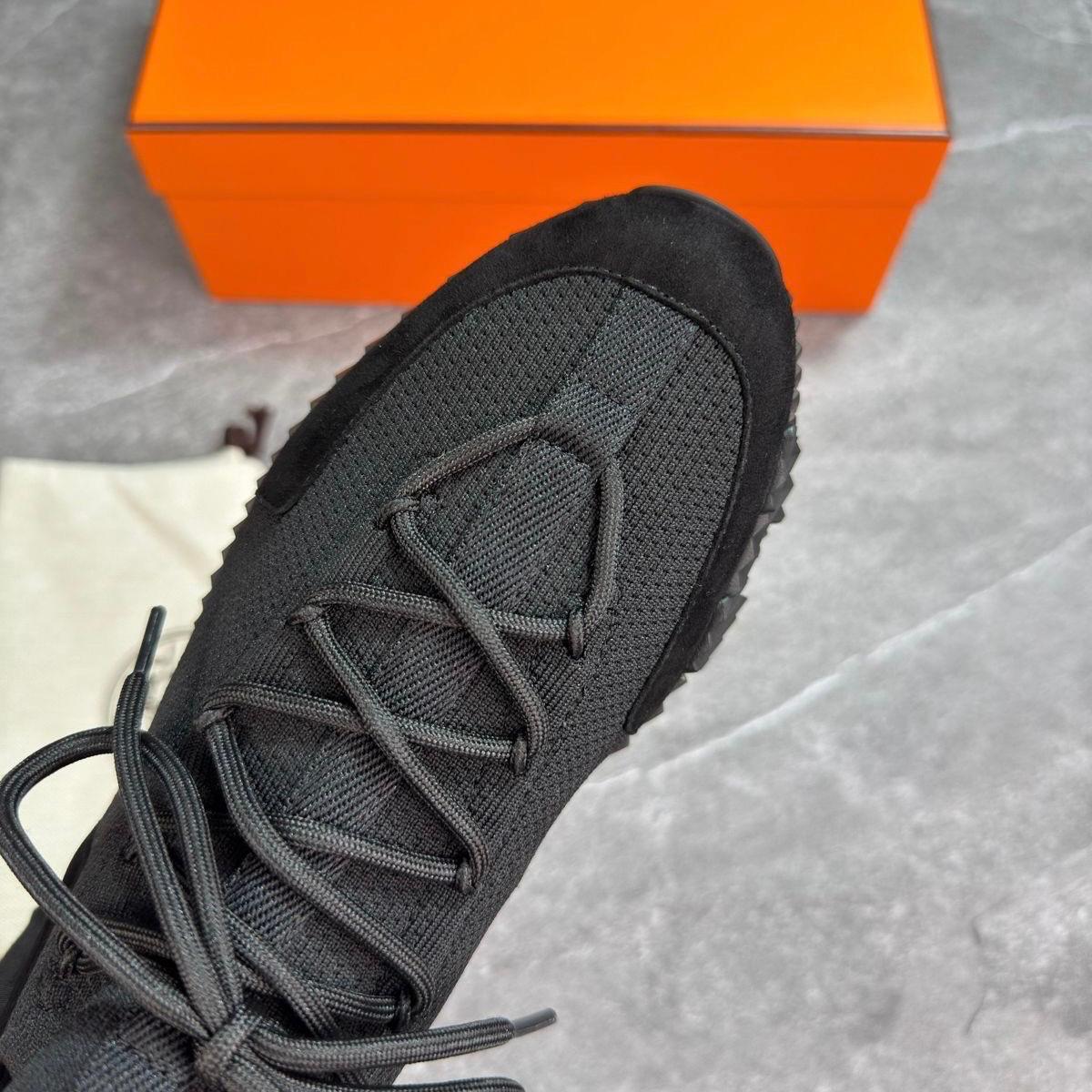 H TRAINER - TRIPLE BLACK