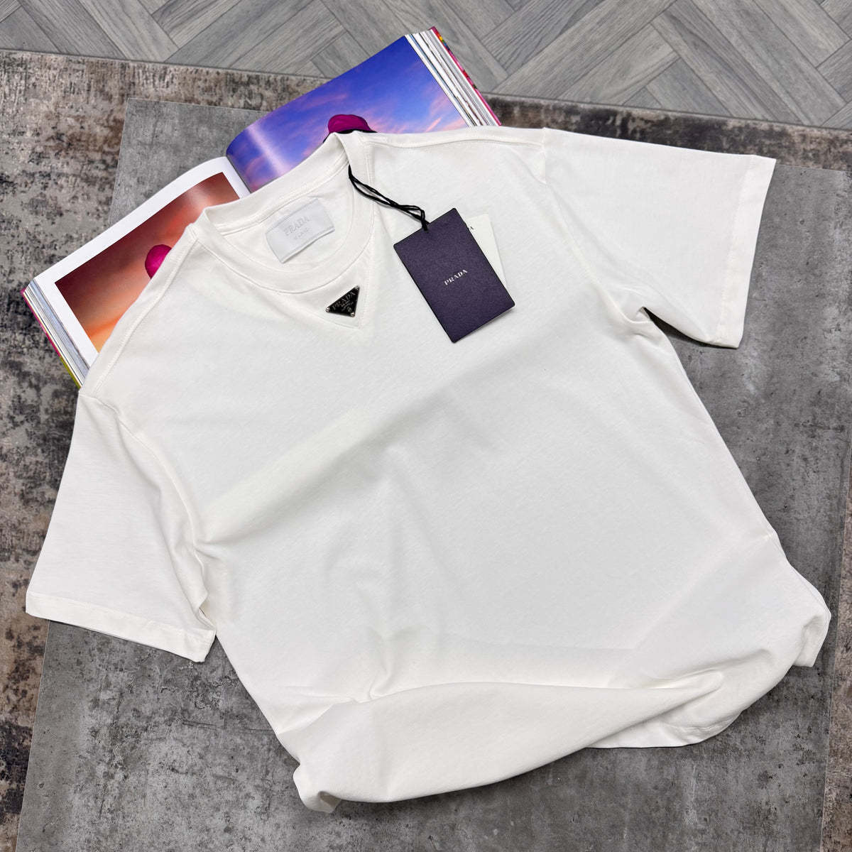 PDA CENTRE BADGE T SHIRT - WHITE