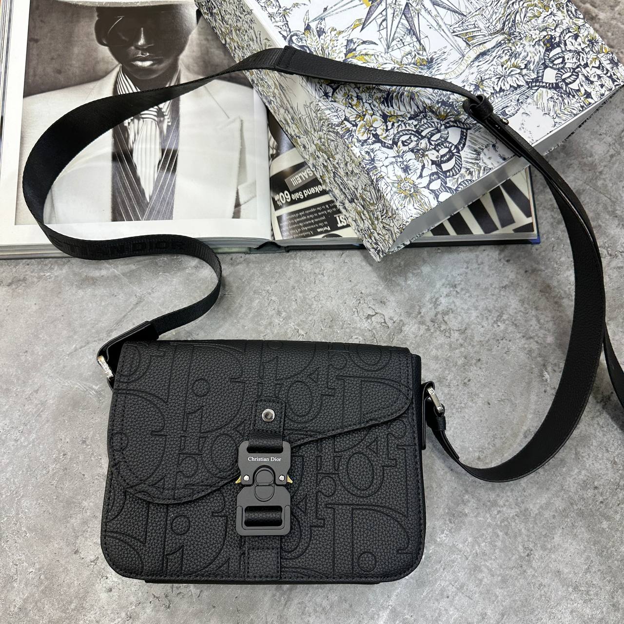 CD SADDLE MESSENGER BAG - BLACK