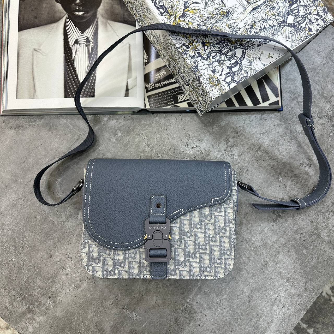 CD SADDLE MESSENGER BAG - GREY