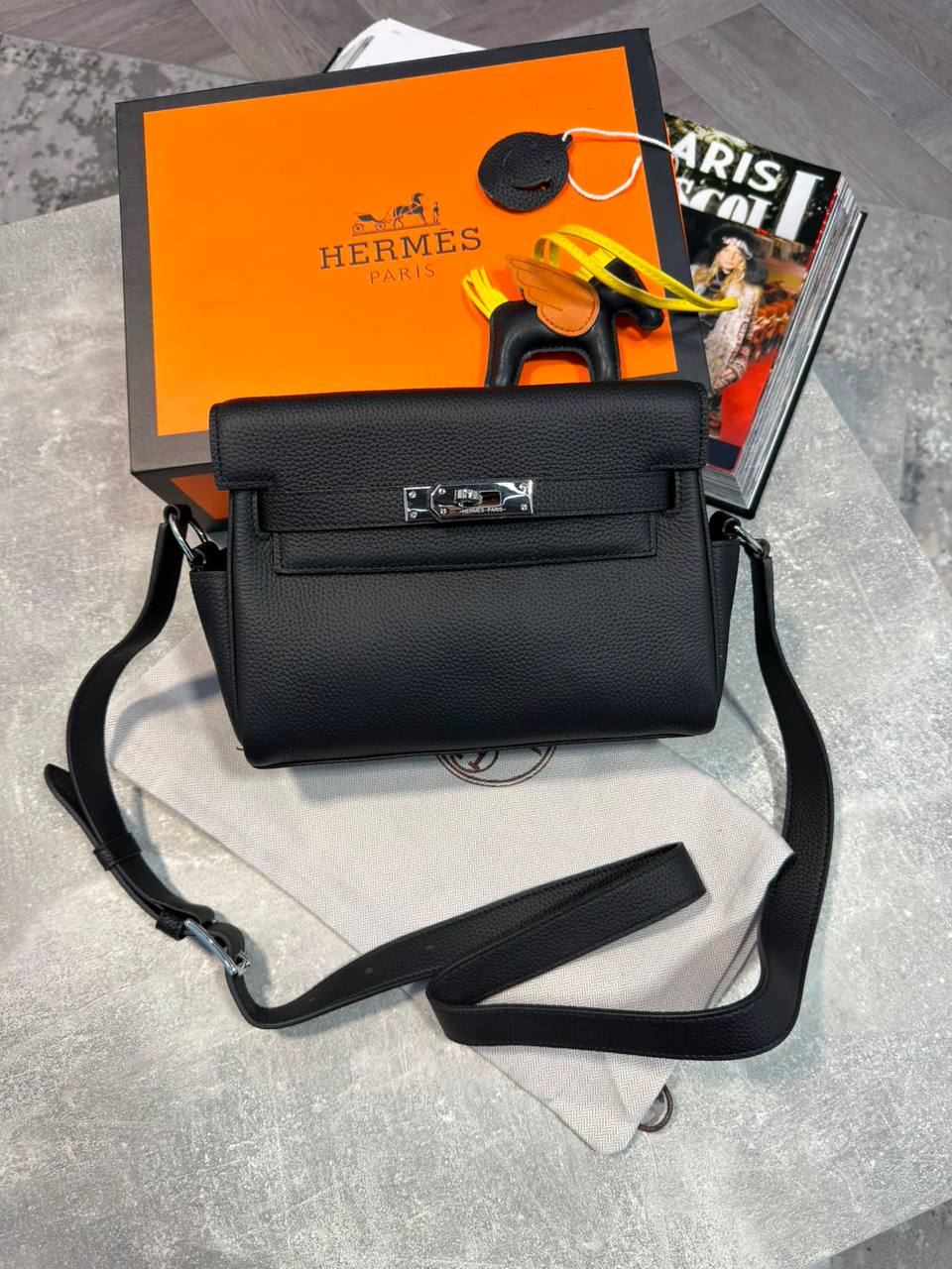 H KELLY MESSENGER BAG - BLACK