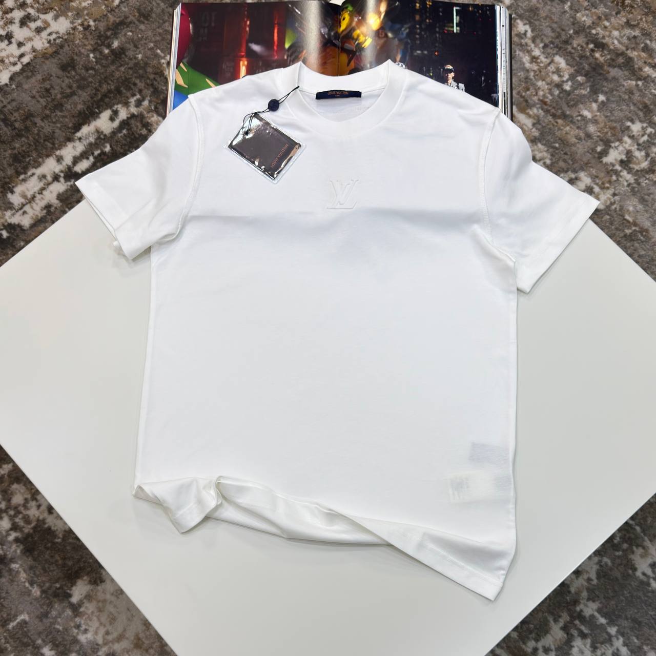 LVE EMBOSSED LOGO TSHIRT - WHITE